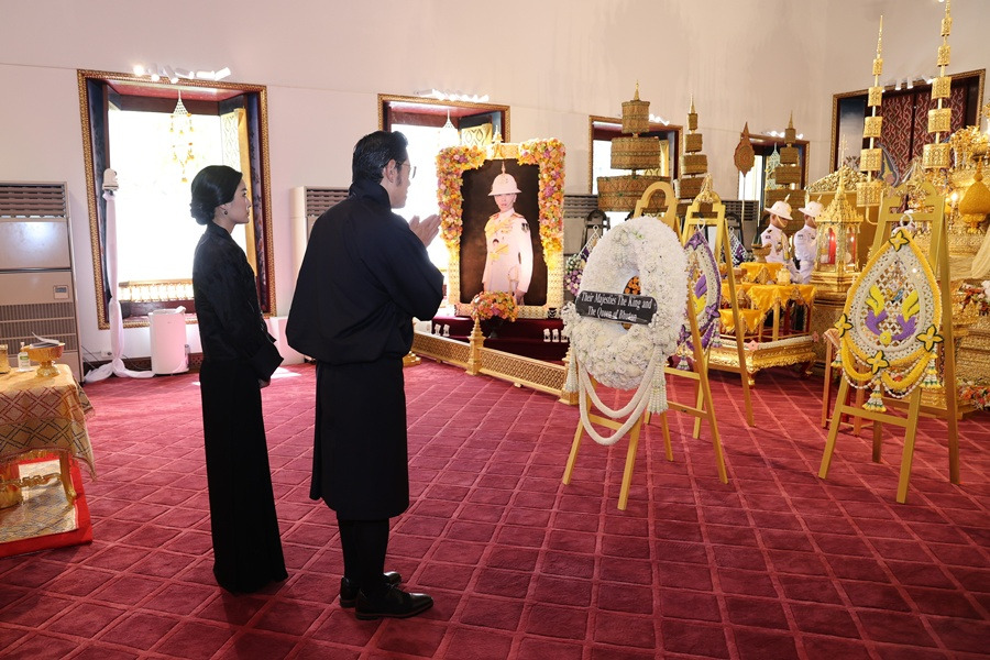 "กษัตริย์จิกมี-พระราชินีภูฏาน" ทรงวางพวงมาลาสักการะ หน้าพระโกศพระศพ "เจ้าฟ้าพัชรกิติยาภาฯ"