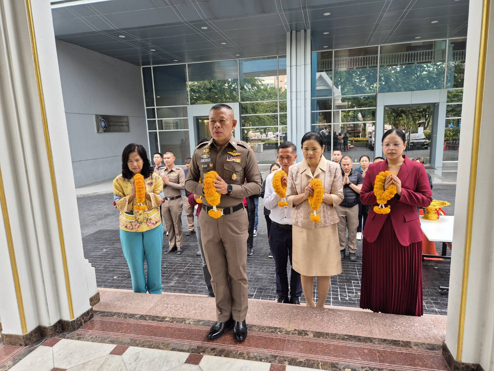 “พล.ต.อ.ธนายุตม์” ที่ปรึกษาพิเศษ ตร. พร้อมครอบครัว สักการะสิ่งศักดิ์สิทธิ์ในสำนักงานตำรวจฯ ก่อนเกษียณอายุราชการ