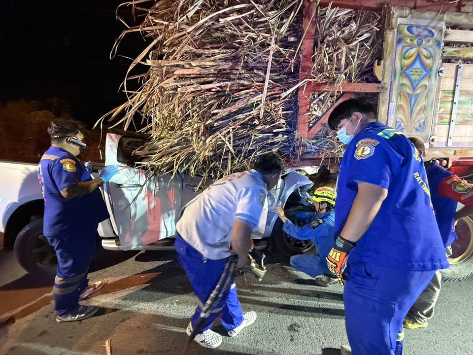 รับฤดูเปิดหีบอ้อย อาจารย์วิทยาลัยการอาชีพขับกระบะชนท้ายรถบรรทุกอ้อย เจ็บสาหัส