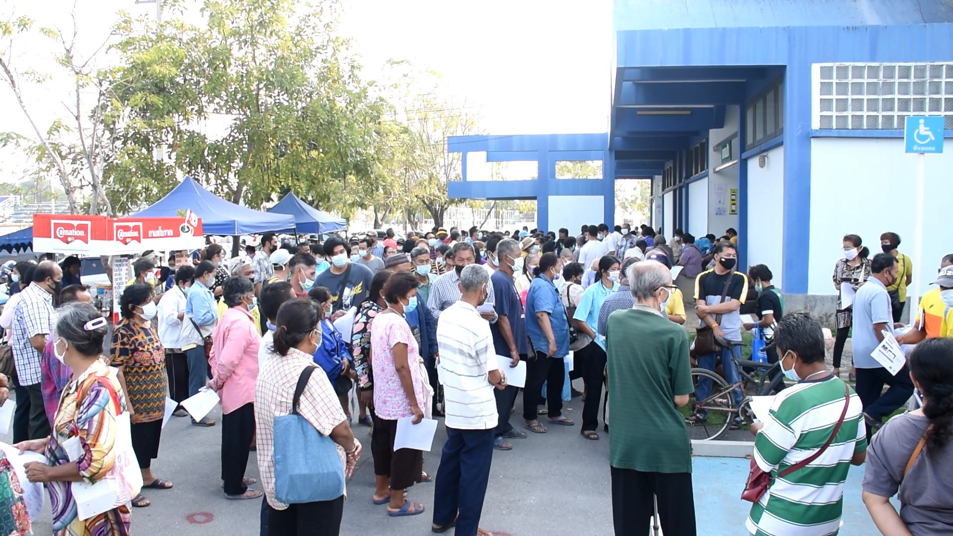 ประชาชนรอคิวลงทะเบียนเราชนะสำหรับผู้ไม่มีสมาร์ทโฟน วันแรกหนาแน่ ธนาคารกรุงไทยเพิ่มเปิดจุดบริการพิเศษ 