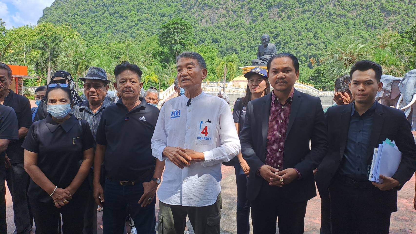 พังงา กองเชียร์เพื่อไทย ไหว้หลวงปู่ทวดขอความยุติธรรม อ้างการเลือกตั้งส่อทุจริต ร้องกกต.แต่ไม่เป็นผล