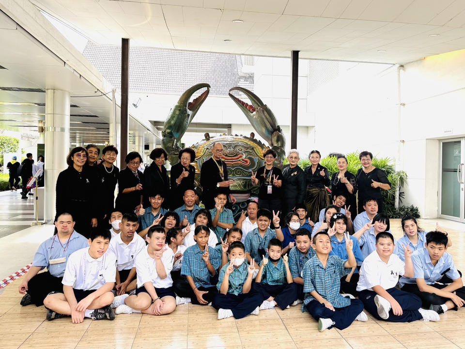 "ในหลวง-พระราชินี" โปรดเกล้าฯ พระราชทานพระบรมราชานุญาตให้เด็กพิการและเด็กด้อยโอกาส เข้าชมการแสดงโขนตอน "สัตยาพาลี"
