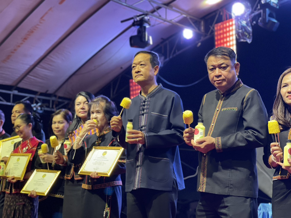 ศรีสะเกษคึกคัก! “ผู้ว่าฯ” นำเปิด “เทศกาลข้าวโพดหวานศรีรัตนะ” ดันสินค้าเกษตร–ท่องเที่ยวคึกคัก