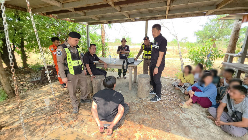 ตร.ทางหลวงกาญจน์ไล่สกัดกระบะขนแรงงานต่างด้าวหนี 30 กม. รวบคนขับพร้อมต่างด้าว 14 คน