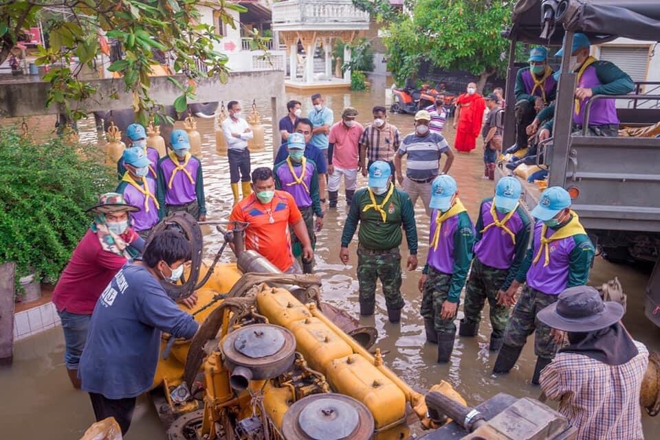 เทศบาลเมืองอ่างทอง เร่งติดตั้งเครื่องสูบน้ำ เพื่อระบายน้ำท่วมออกจากวัดต้นสน