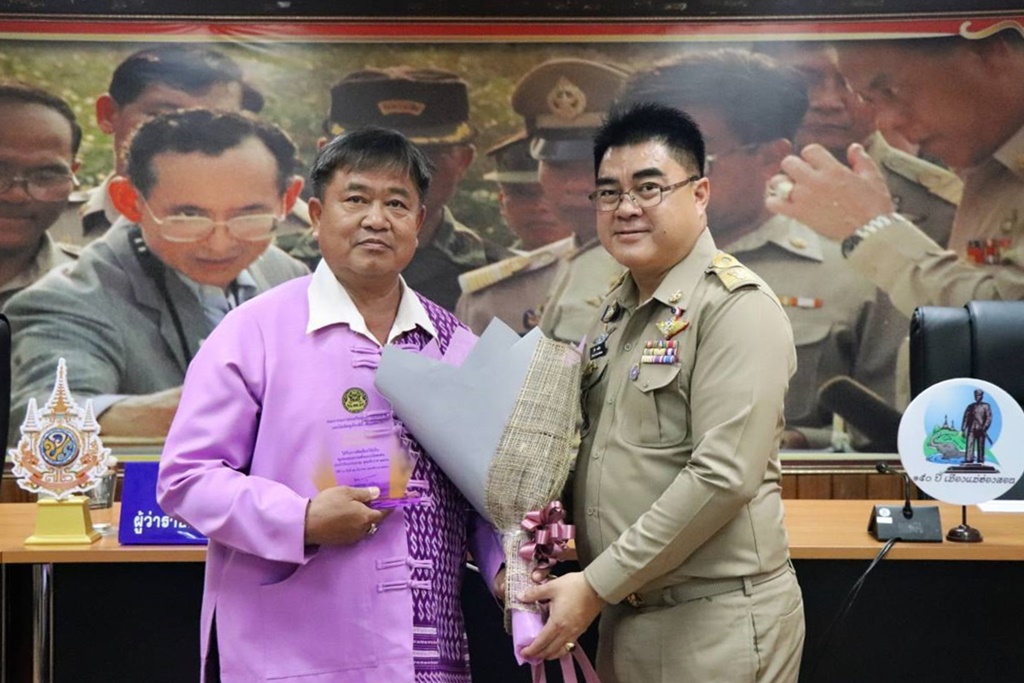 กำนันตำบลผาบ่อง รับช่อดอกไม้จากผู้ว่าฯแม่ฮ่องสอน ในโอกาสที่ได้รับโล่เชิดชูเกียรติ "ชุมชนคุณธรรมต้นแบบฯ"