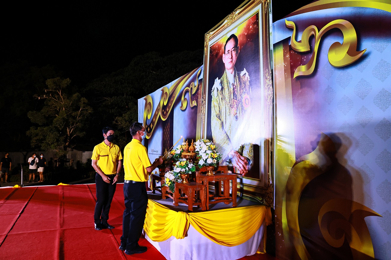 ชาวระยองจุดเทียนสดุดีพระเกียรติคุณและน้อมรำลึกในพระมหากรุณาธิคุณ ร.9 เนื่องในวันพ่อแห่งชาติ