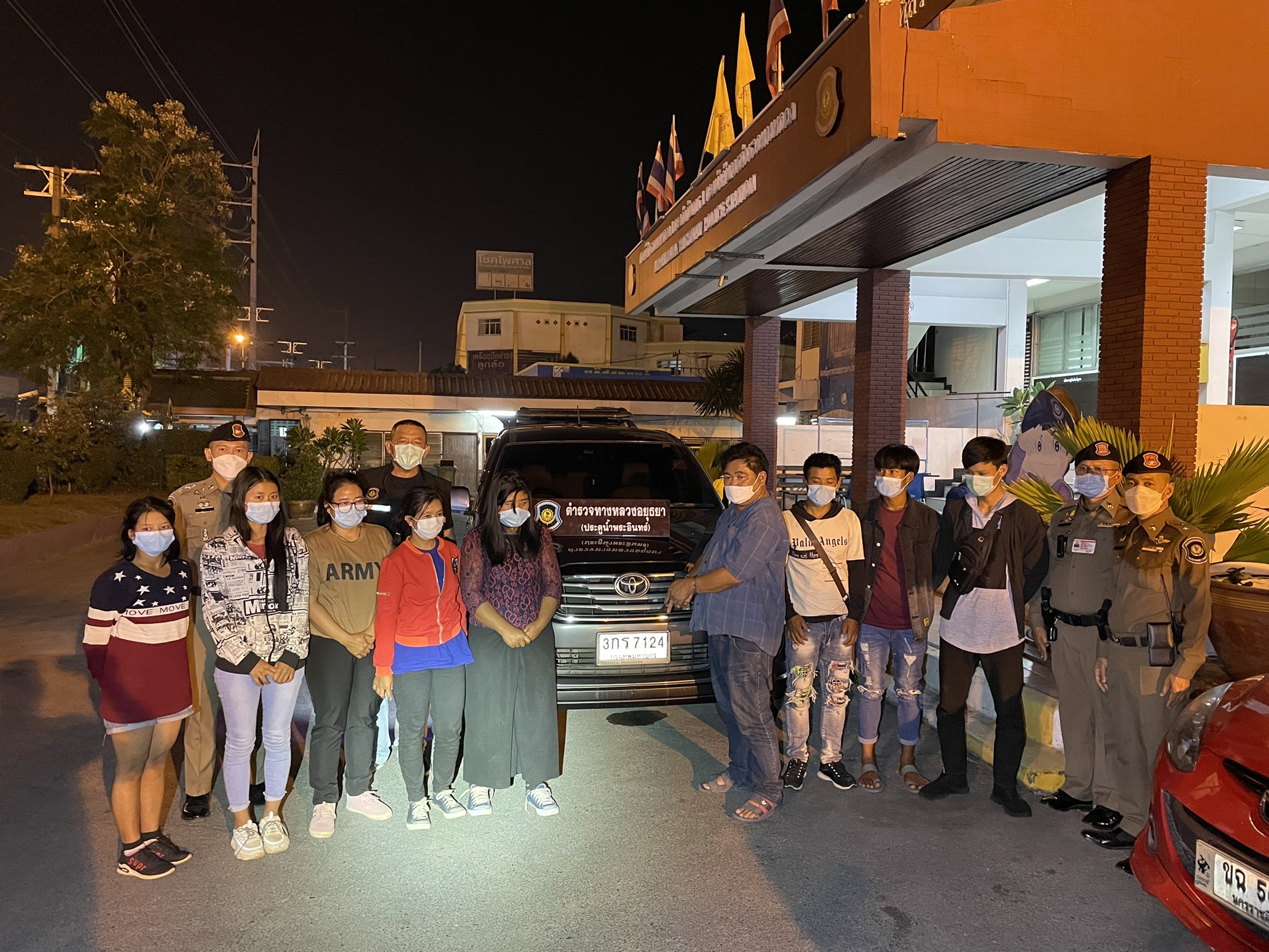 ตร.ทล.อยุธยาจับคนขับรถกระบะขนแรงงานต่างด้าวเถื่อน