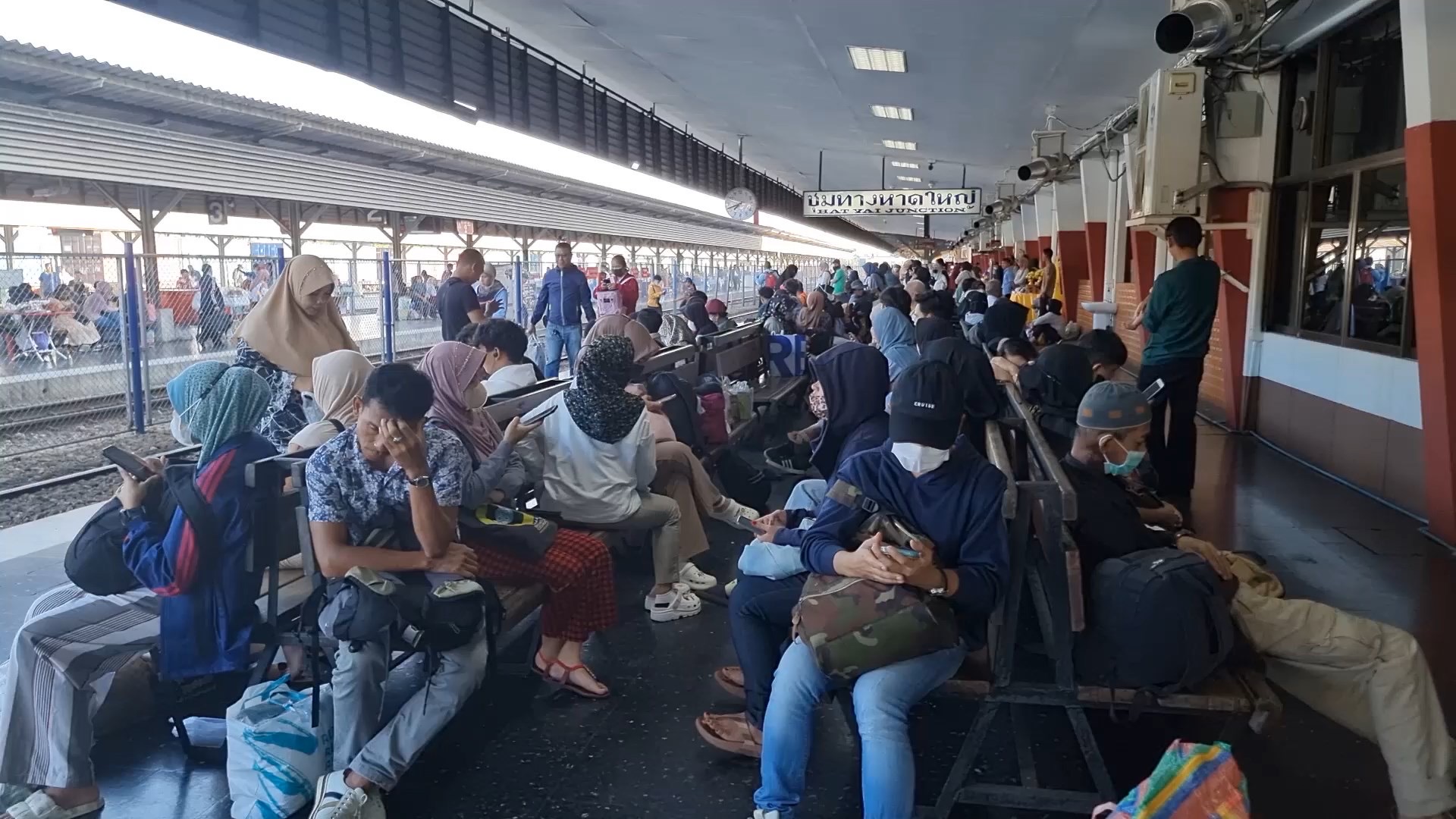 สถานีรถไฟชุมทางหาดใหญ่แทบแตกชาวไทยมุสลิม3จังหวัดชายแดนใต้ แห่เดินทางกลับบ้าน  ฉลองรายออีดิลอัฎฮา