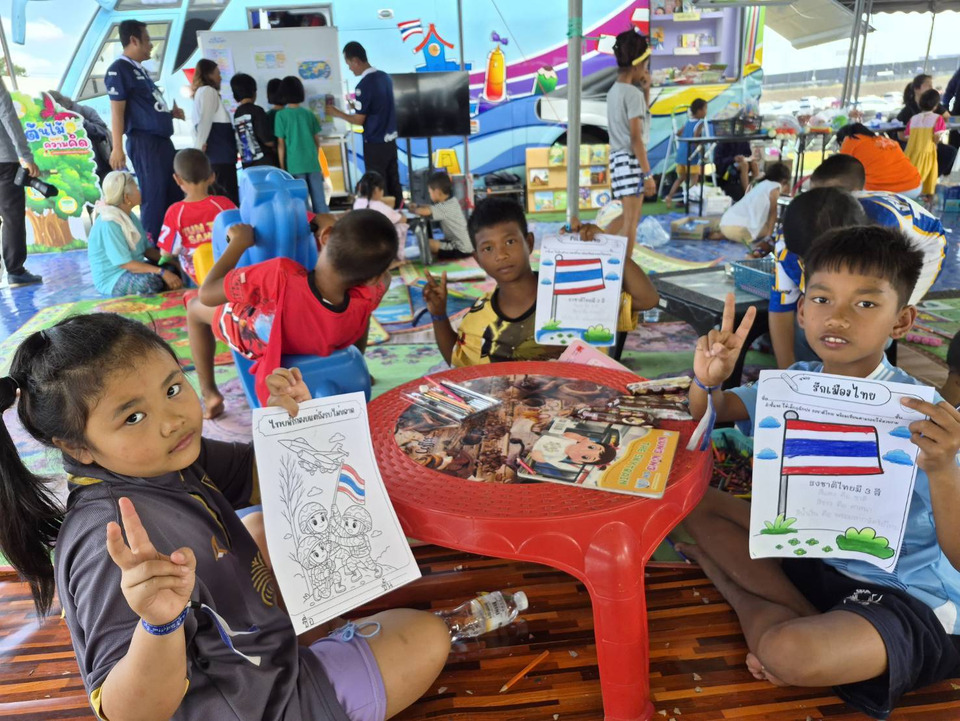 "เด็ก–เยาวชน" ศูนย์พักพิงบุรีรัมย์ วาดรูปส่งกำลังใจให้ทหารชายแดน หลังอพยพหนีสถานการณ์ตึงเครียด