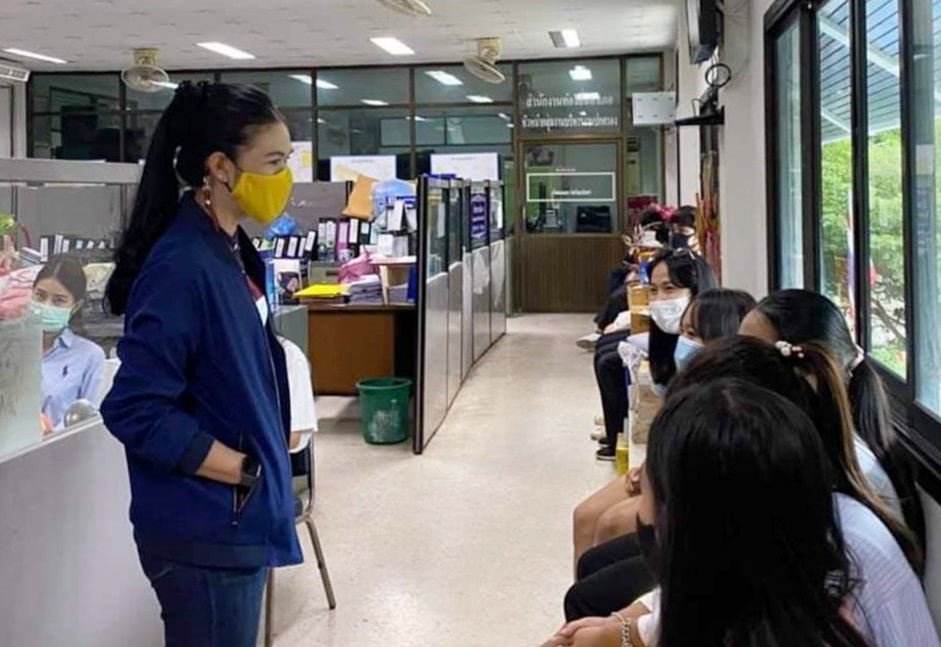 นายอำเภอแปลงยาว ตรวจเยี่ยมลูกจ้างเหมาบริการตามโครงการพัฒนาตำบล  