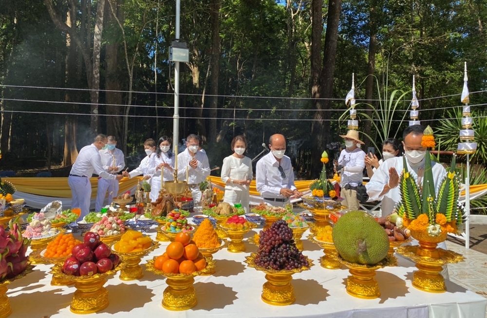 ชาวสุราษฎร์ฯ ร่วมบวงสรวงศาลหลักเมือง-พระธาตุศรีสุราษฎร์ เนื่องในงาน “แห่ผ้าห่มพระธาตุศรีสุราษฎร์ แลธรรมชาติเขาท่าเพชร”