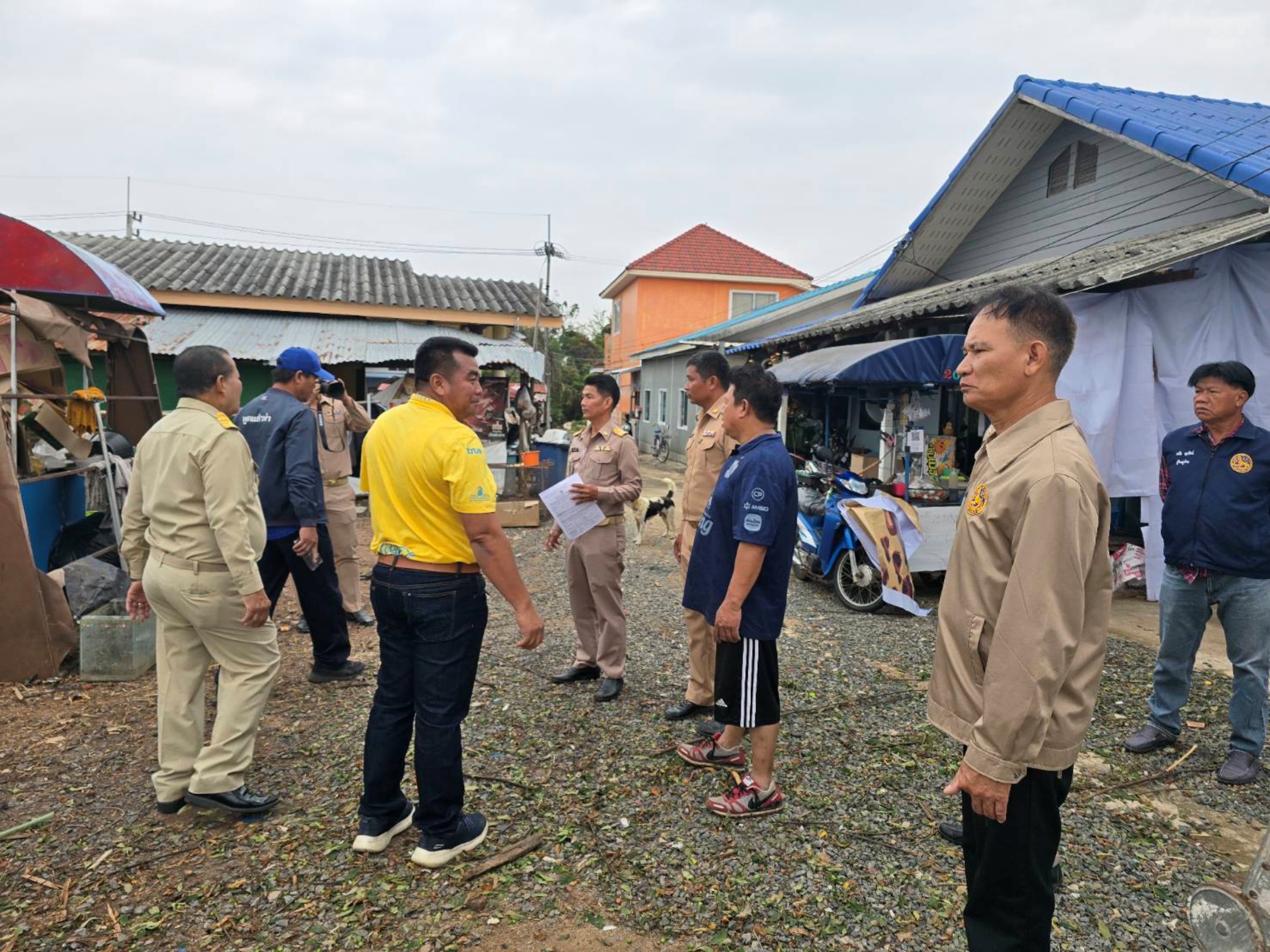 พายุถล่มคืนเดียว 5 หมู่บ้านในบุรีรัมย์เสียหายกว่า 30 หลังเจ้าหน้าที่เร่งระดมกำลังช่วยเหลือผู้ประสบภัย