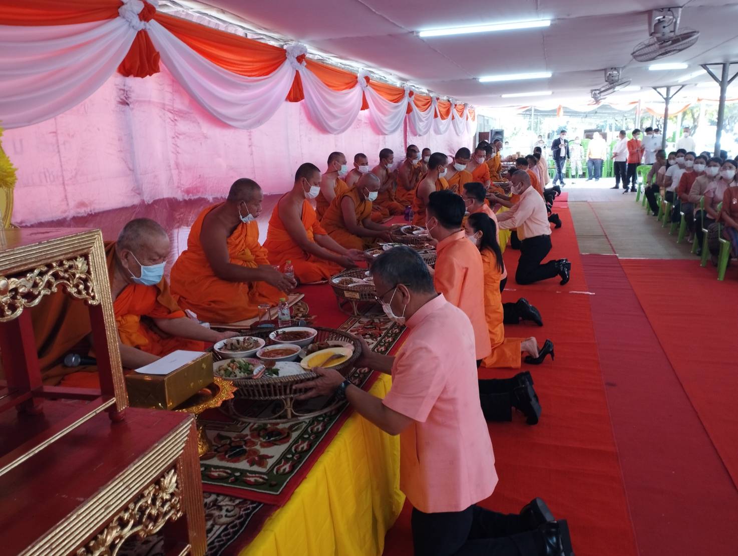 ยโสธรทำบุญถวายภัตตาหารเพลพระนวกะที่จำวัดมหาธาตุเพื่อถวายพระพรชัยมงคล'เจ้าฟ้าพัชรกิติยาภาฯ'