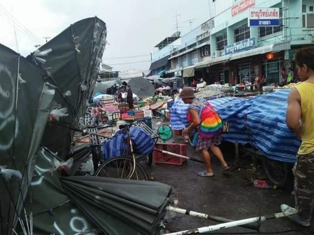 ระทึก! พายุฤดูร้อนถล่ม  มีแต่ลมกระโชกแรง ไม่มีฟ้าร้อง ไม่มีฝนตก สร้างความเสียหายสำนักสงฆ์ ตลาดสดเทศบาลเมืองสุรินทร์