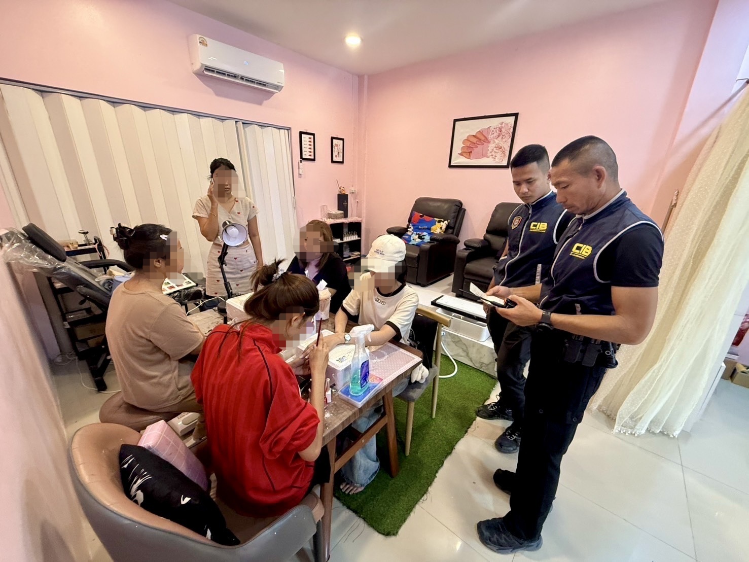 ตำรวจสอบสวนกลาง โดยตำรวจน้ำระนอง รวบ 2 ช่างเสริมสวยชาวเมียนมา และ 1 นายจ้างคนไทย แย่งอาชีพคนไทย