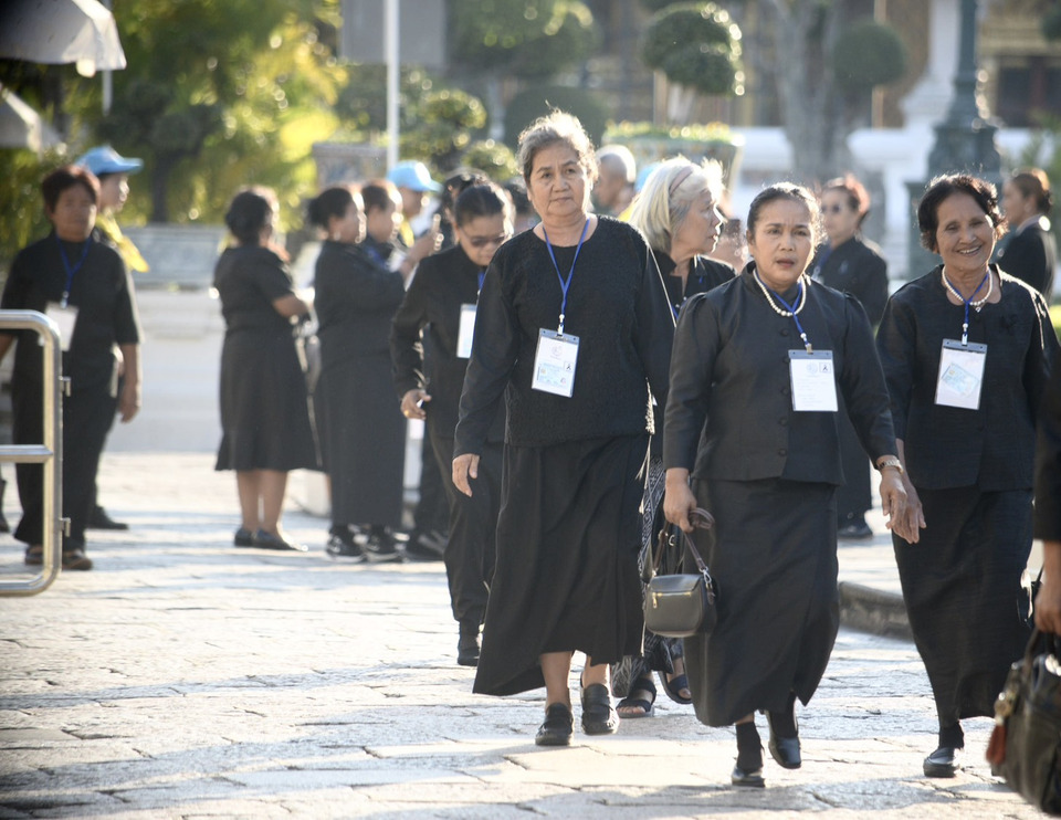หลั่งไหลไม่ขาดสาย! พสกนิกรทั่วประเทศร่วมกราบถวายบังคมพระบรมศพ “พระพันปีหลวง” ยอดสะสมกว่า 3.5 แสนคน