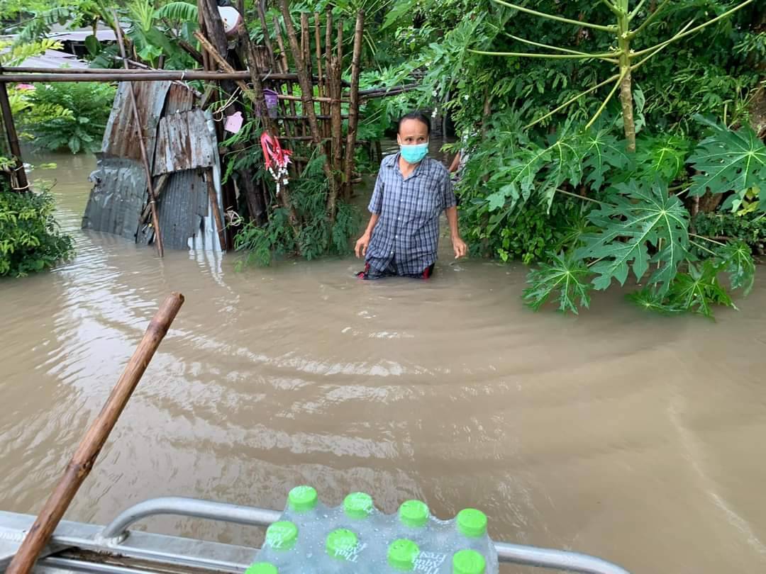 อ.ท่าหลวง น้ำท่วมหนัก! เทศบาลนำเครื่องอุปโภค-บริโภค ไปเยี่ยมผู้ที่ได้รับผลกระทบ