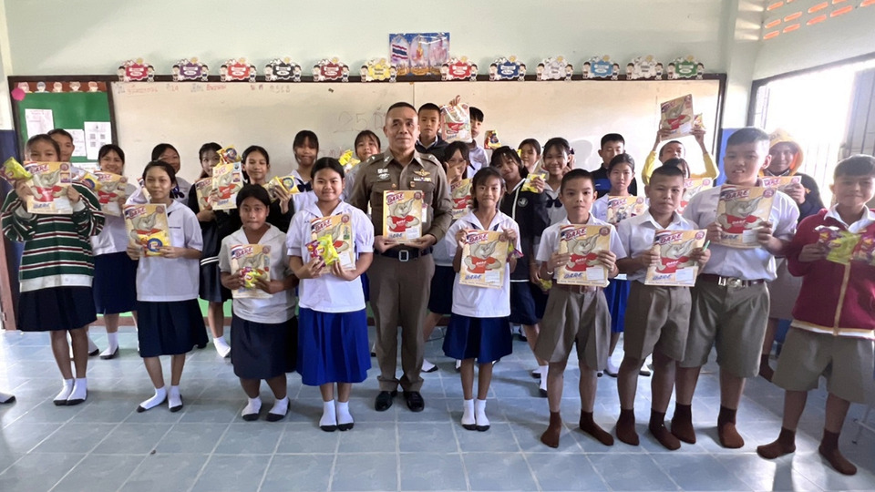 ตำรวจ สภ.เขาวง เดินหน้า D.A.R.E. สร้างภูมิคุ้มกันเด็กนักเรียน พร้อมจับนักค้ายาบ้า 1 ราย