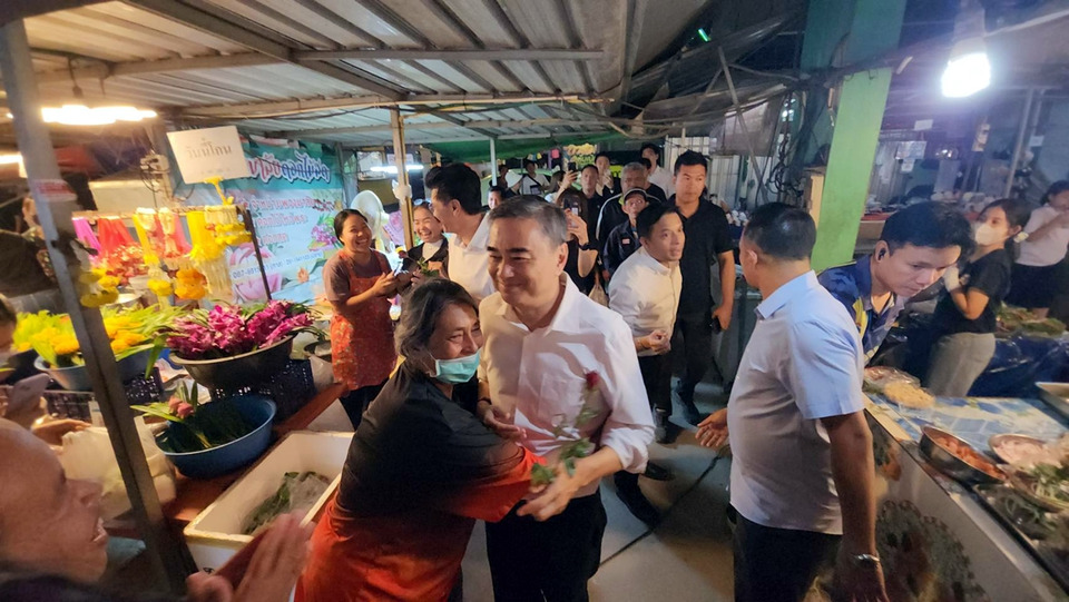 "อภิสิทธิ์" ลงพื้นที่ระยอง รับฟังปัญหาภาคธุรกิจ ลั่นหากได้กลับมาบริหารประเทศจะเร่งแก้ปัญหาปากท้องประชาชน