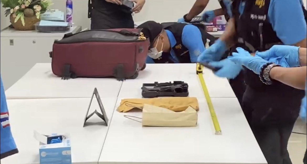 ผู้รับซื้อกลัวความผิด​ นำปืน 27 กระบอกใส่กระเป๋ามาทิ้งที่สโมสรตำรวจ 