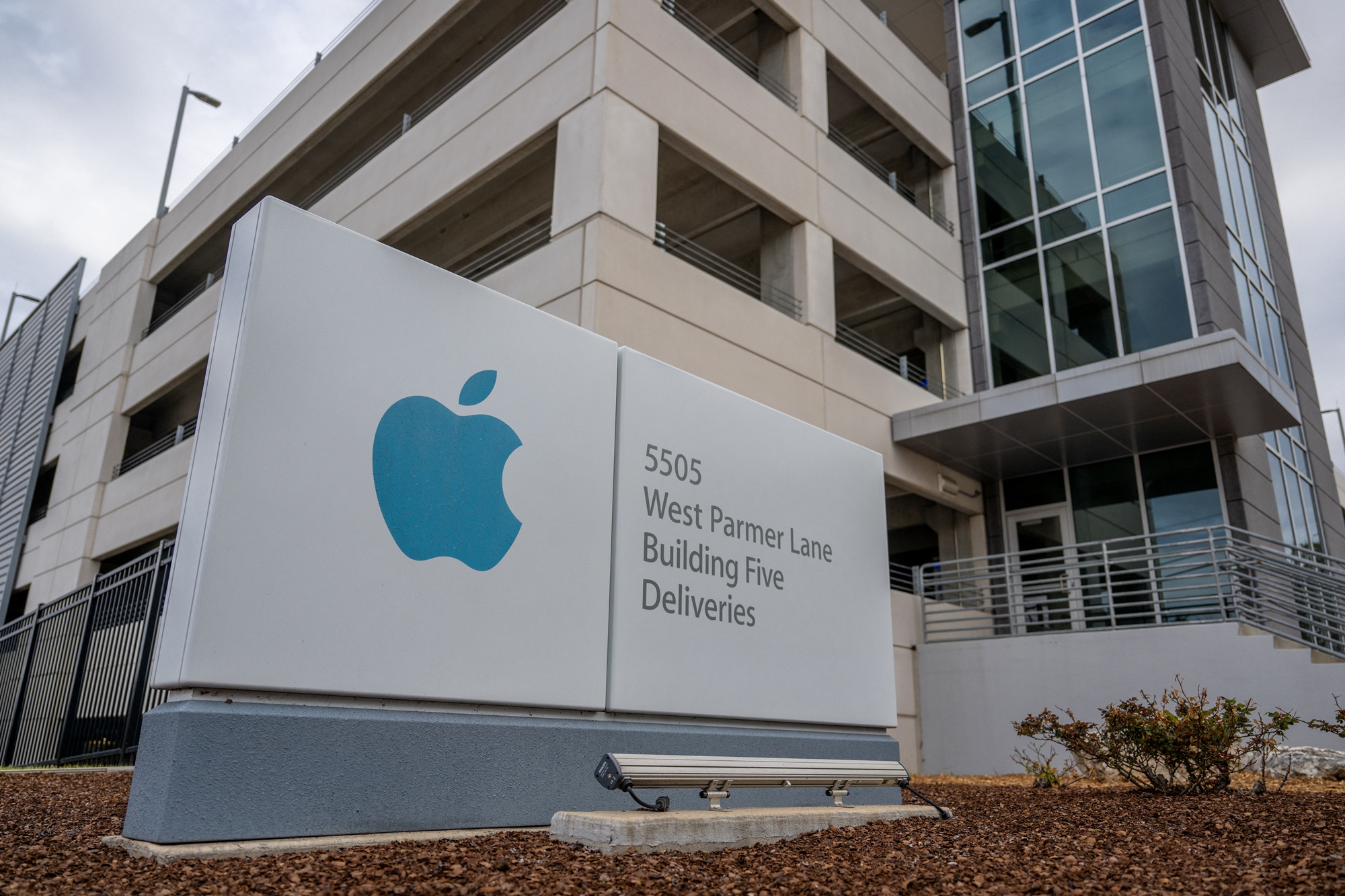 หุ้น "แอปเปิ้ล" ร่วงเกือบ 4% ก่อนเปิดตลาด หลัง "ทรัมป์" ขู่รีดภาษี iPhone 25%
