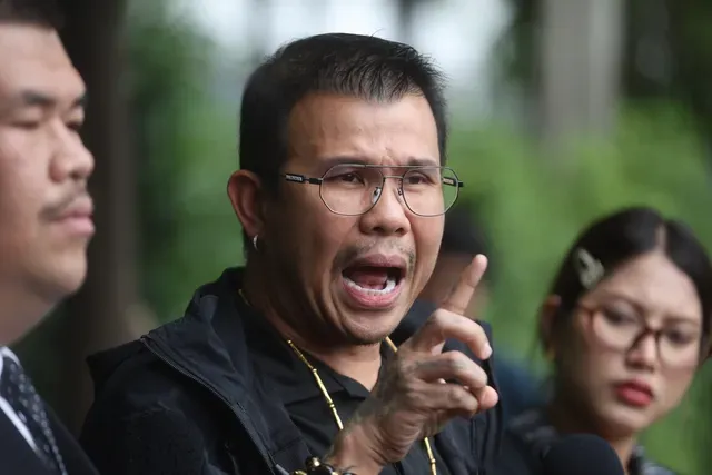 ด่วน! บุกค้นบ้าน “โทน บางแค” ศาลออกหมายจับคดีฉ้อโกง หลอกขายกล้องส่องพระ ผู้เสียหายเพียบ