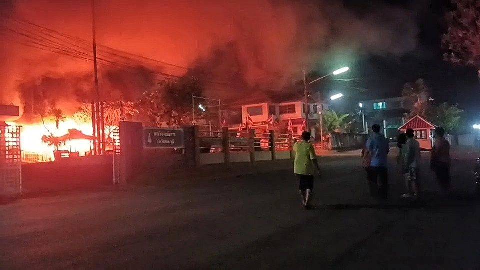 หวิดวอดทั้งหลัง เพลิงไหม้สำนักงานอัยการจังหวัดทองผาภูมิ ระดมรถดับเพลิงท้องถิ่นเกือบ 10 คัน สกัดทัน