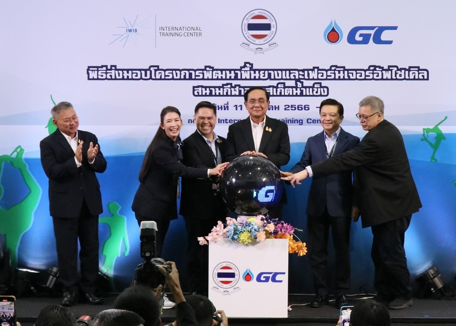 GC ส่งมอบพื้นยาง-เฟอร์นิเจอร์อัพไซเคิล สนามกีฬาลานสเก็ตน้ำแข็ง 