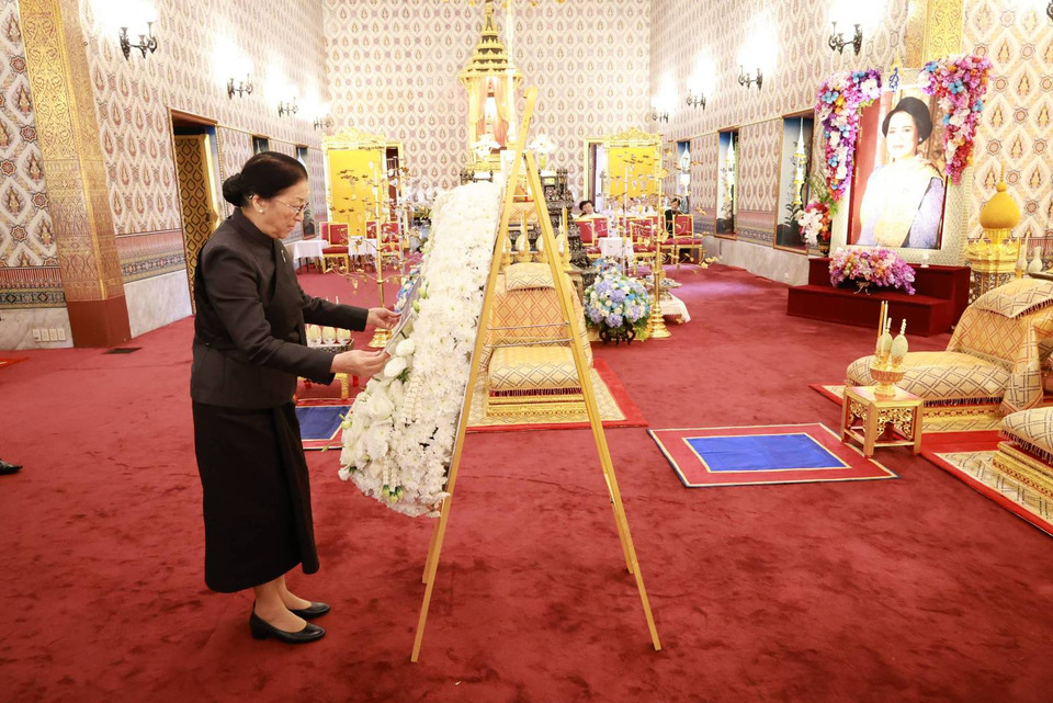 "รองประธาน สปป.ลาว" วางพวงมาลาถวายสักการะพระบรมศพ "สมเด็จพระพันปีหลวง" ถวายความอาลัยในฐานะมิตรประเทศ