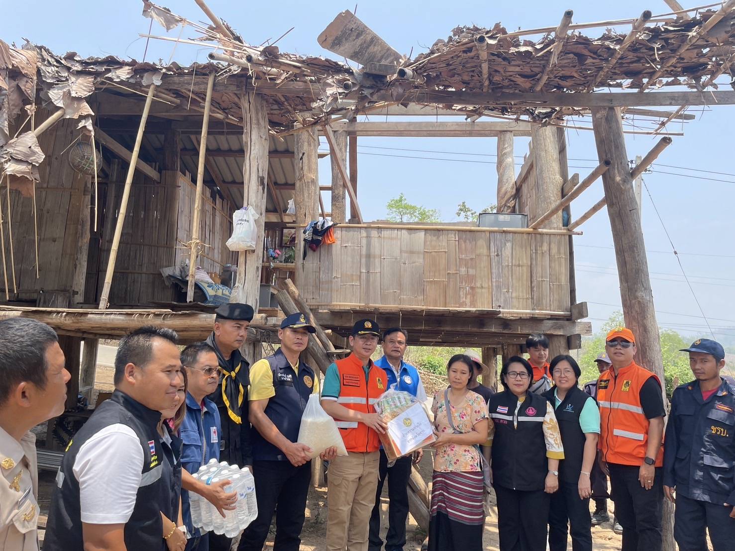 รองผู้ว่าฯตากลงพื้นที่สำรวจความเสียหายจากเหตุวาตภัยพร้อมเยียวยาชาวบ้านผู้ประสบภัย