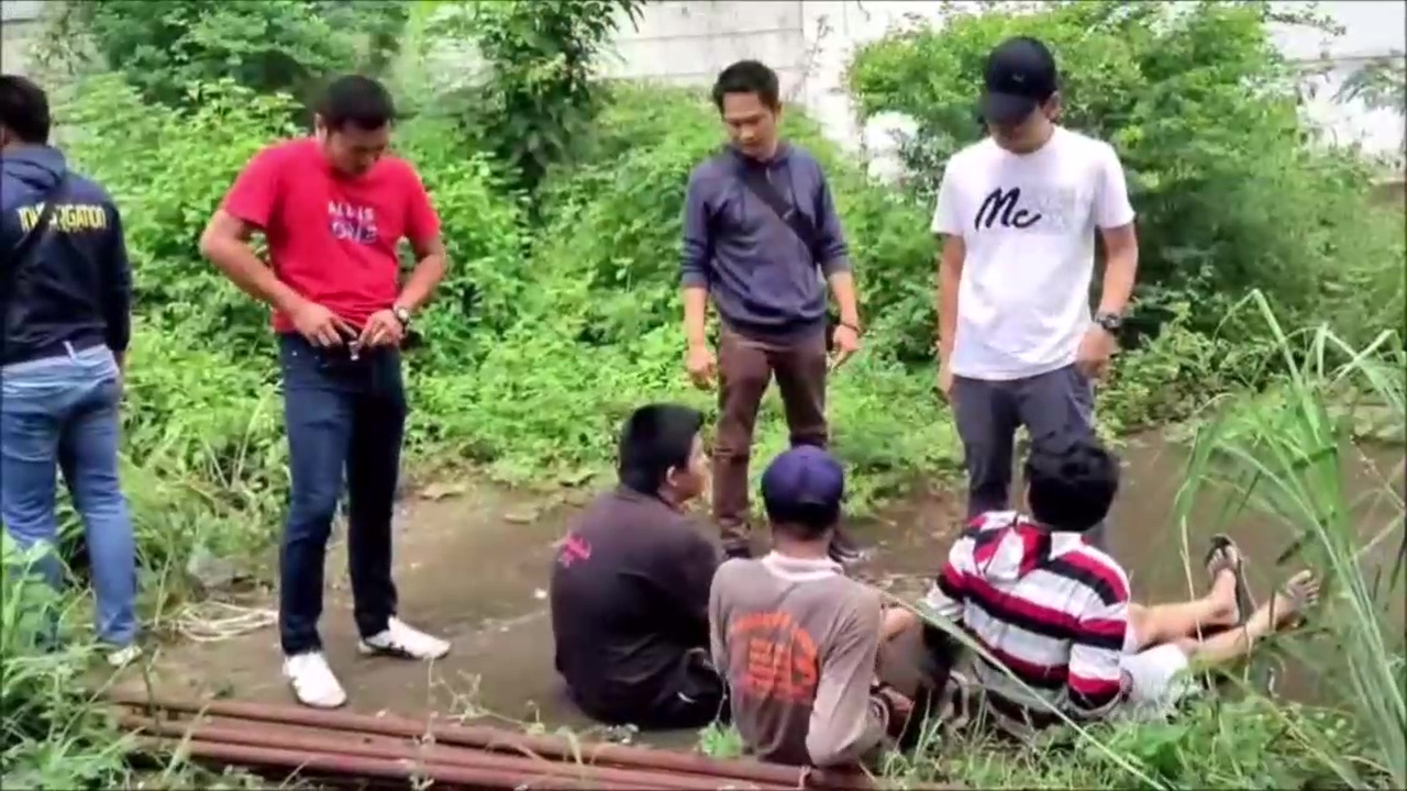 ลุงตระเวนพาหลานวัย 13 และ 15 ปีขโมยเหล็กเก่าอาคารร้างอาบอบนวด
