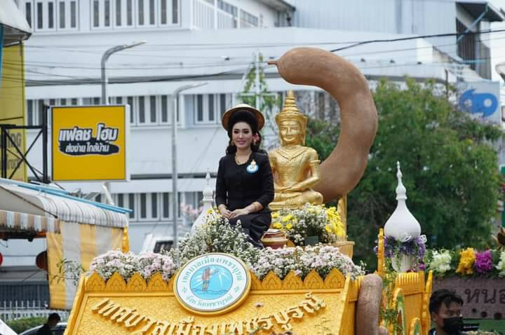 อบจ.เพชรบูรณ์ ร่วมขบวนแห่รถบุปผชาติ  ในงาน "มะขามหวานนครบาลเพชรบูรณ์ ประจำปี 2565"