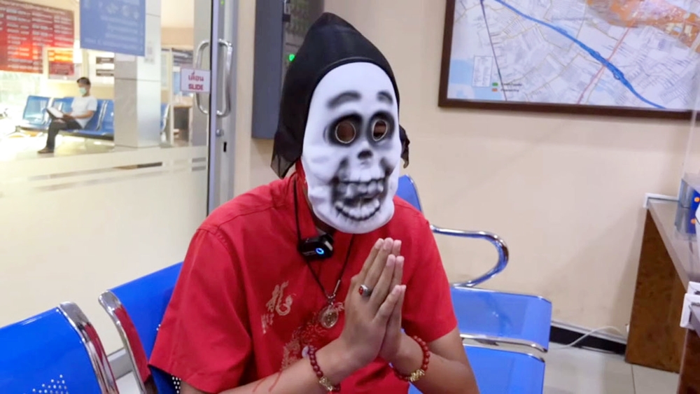 ตำรวจเรียกชายสวมหน้ากากผี มาตักเตือนแล้ว! พบอายุ 15 ปี มีอาการทางสมอง 
