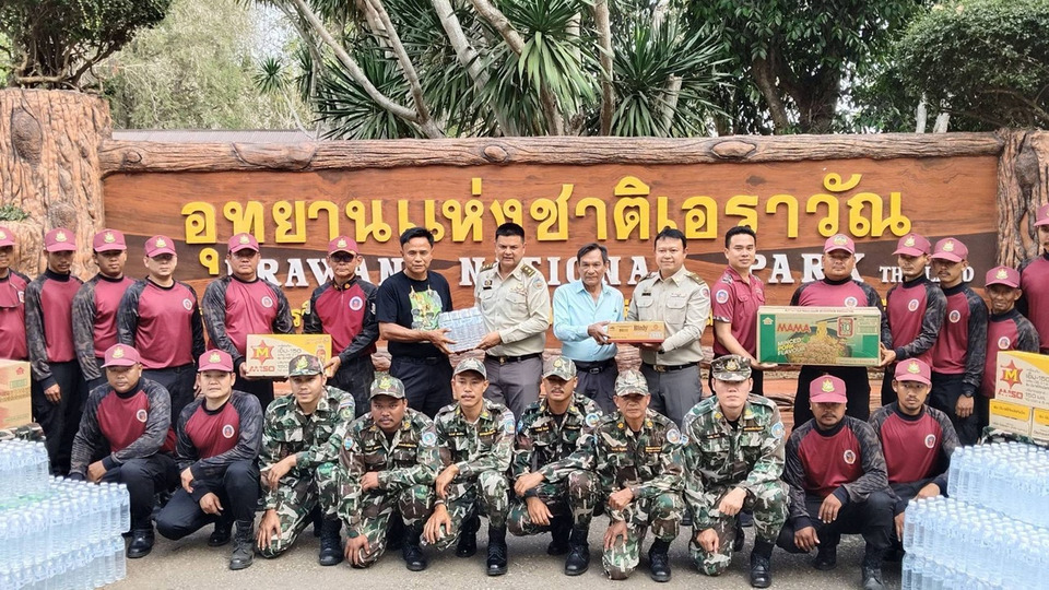สื่อกาญจนบุรีมอบเสบียงกว่า 1,000 ขวด หนุนเจ้าหน้าที่ดับไฟป่าอุทยานเอราวัณ