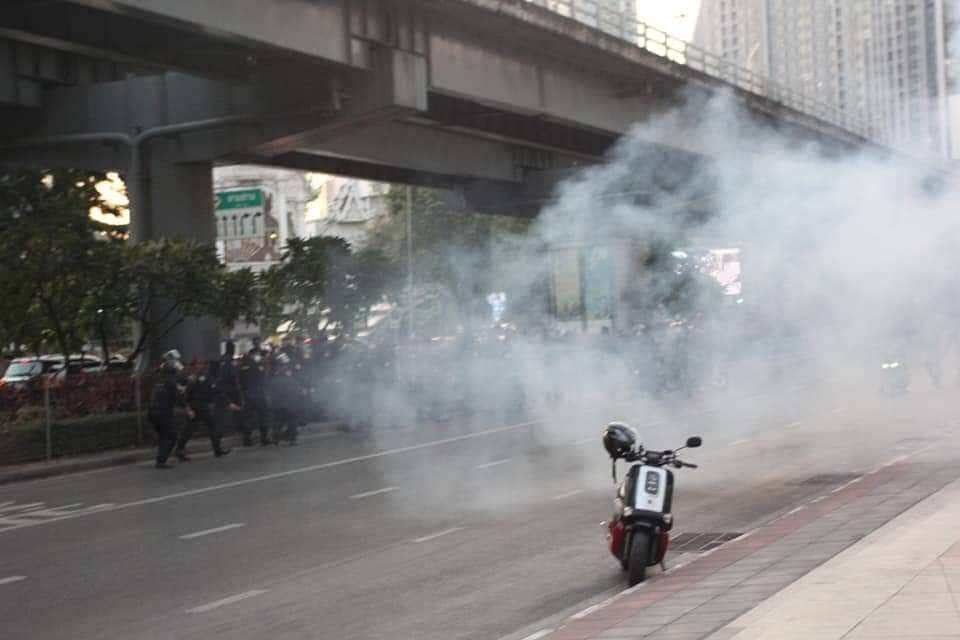 เผยเหตุบึ้มสามย่านพบรถจยย.โยนระเบิดลงมาจากสะพานข้ามแยกเจ็บ 4 เป็นตร. 2 นาย 