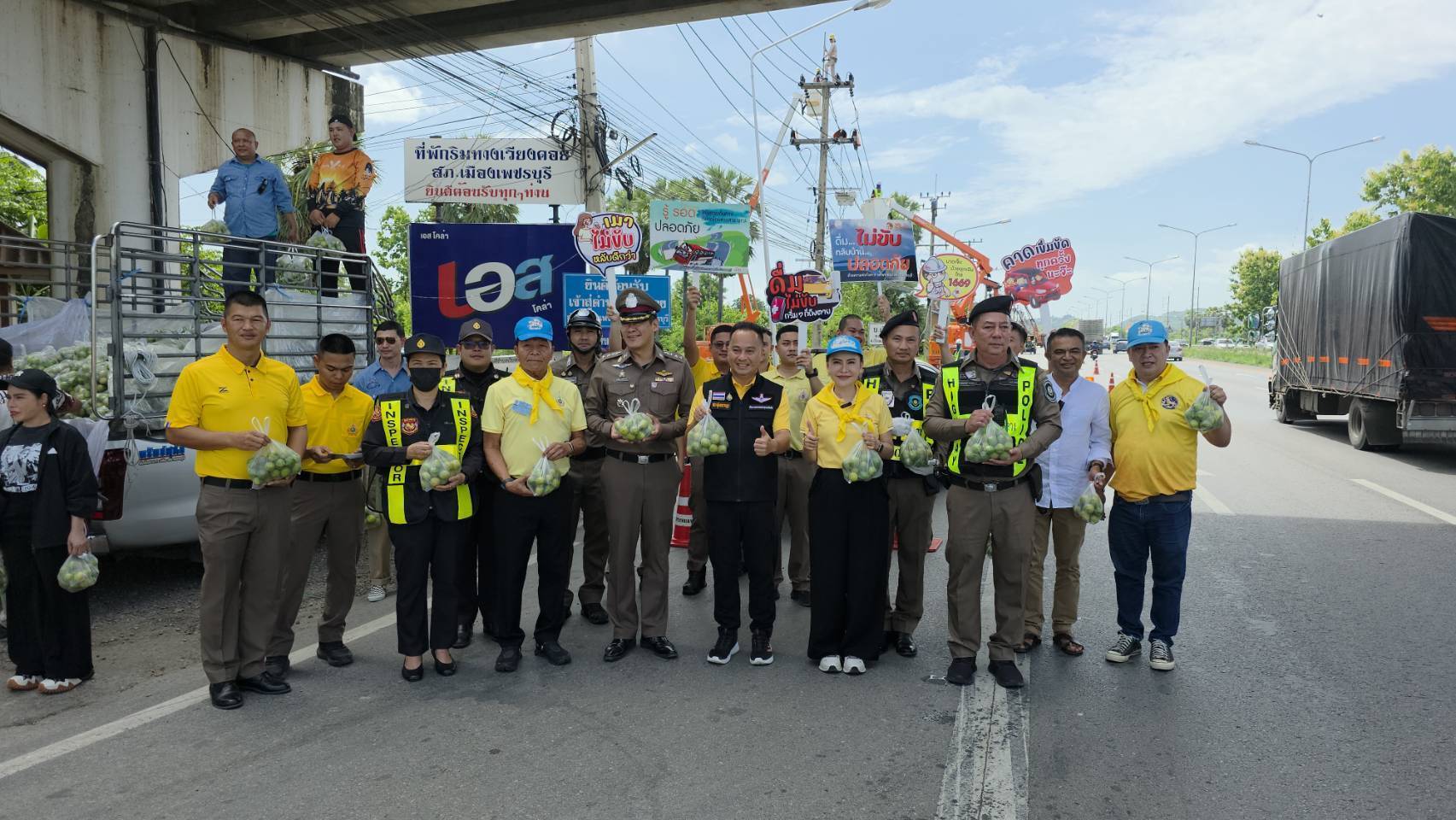มะนาวล้นตลาด ราคาต่ำ  2 ส.ส.เพชรบุรี ผุดไอเดียนำมะนาวแป้นรำไพ 1แสนลูก แจกฟรีผู้ใช้รถใช้ถนน ที่โค้งอันตรายอันดับ 7 ของประเทศ