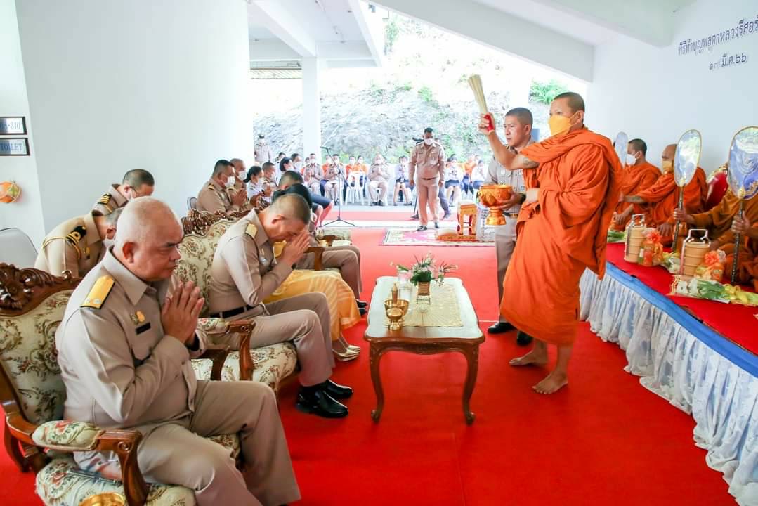 ผู้บัญชาการฐานทัพเรือสัตหีบ  ดึงลูกประดู่จัดงานพิธีทำบุญอาคารพักรับรองพลูตาหลวง หลังเปลี่ยนชื่ออาคารหลังใหม่