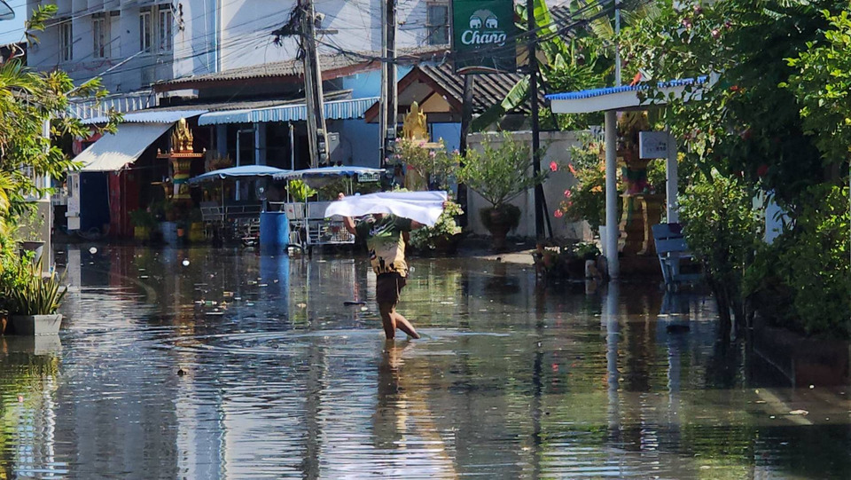 น้ำทะเลหนุนสูง! "ระยอง" เจอน้ำเอ่อท่วมถนน บ้านเรือน ชาวบ้านเร่งขอกระสอบทรายป้องกันความเสียหาย