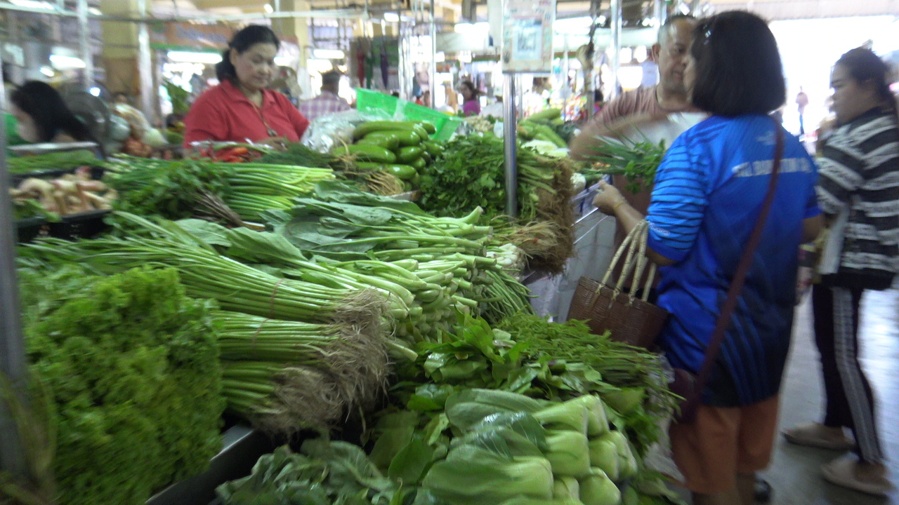 แม่ค้าในตลาดทรัพย์สินพลาซ่าสงขลา สั่งผักผลไม้จีนบางชนิดเท่านั้นเข้ามาขาย ส่วนใหญ่ผักจะสั่งจากแหล่งปลูกที่ จ.ราชบุรี 