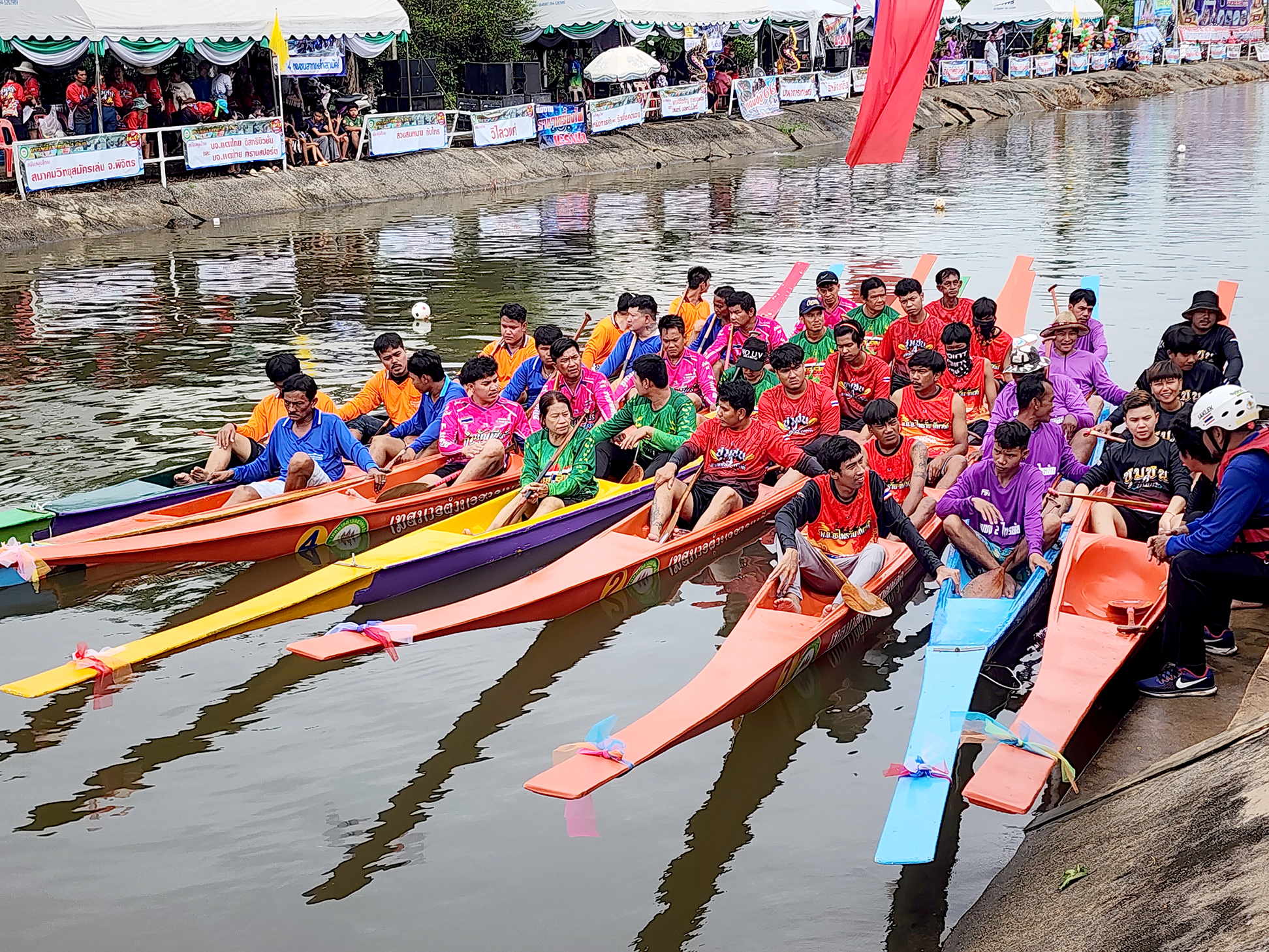 ชาวบ้านสากเหล็กเมืองชาละวันจัดแข่งเรืองานบุญ วันออกพรรษาสนุกสนานเฮฮาสร้างความสามัคคี      