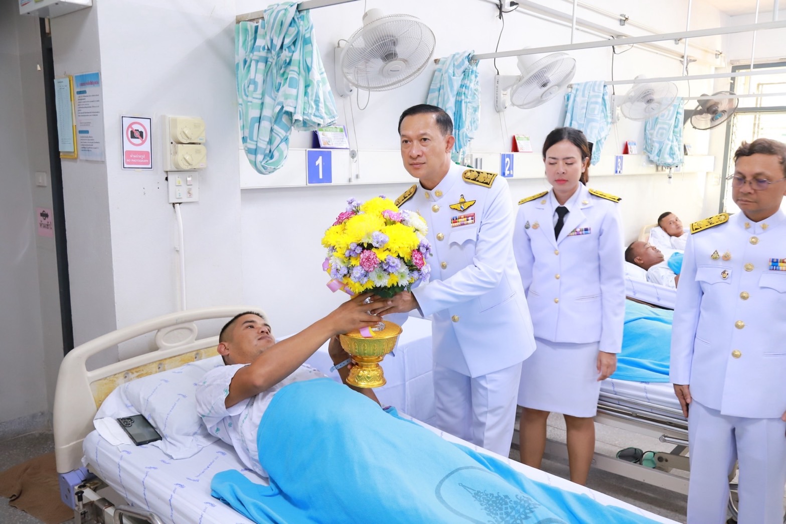 "ในหลวง" ทรงพระกรุณาโปรดเกล้าฯให้ ผวจ.นราธิวาส เชิญดอกไม้และตะกร้าสิ่งของพระราชทานไปมอบแก่ อาสาสมัครทหารพราน ได้รับบาดเจ็บจากเหตุคนร้ายลอบวางระเบิด
