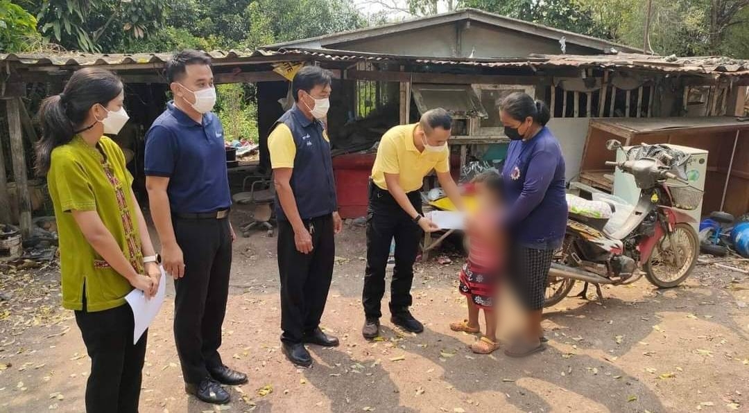 นายอำเภอคลองเขื่อนร่วมกับสำนักงานพัฒนาชุมชนและผู้นำท้องที่มอบทุนช่วยเหลือเด็กครัวเรือนยากจนต่อเนื่อง