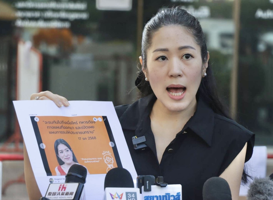 ไม่ทน! “ช่อ พรรณิการ์” บุกสน.ทองหล่อ แจ้งความเอาผิดข่าวปลอม ปมอ้างเรียกร้องทหารเปิดแผนรบกัมพูชา