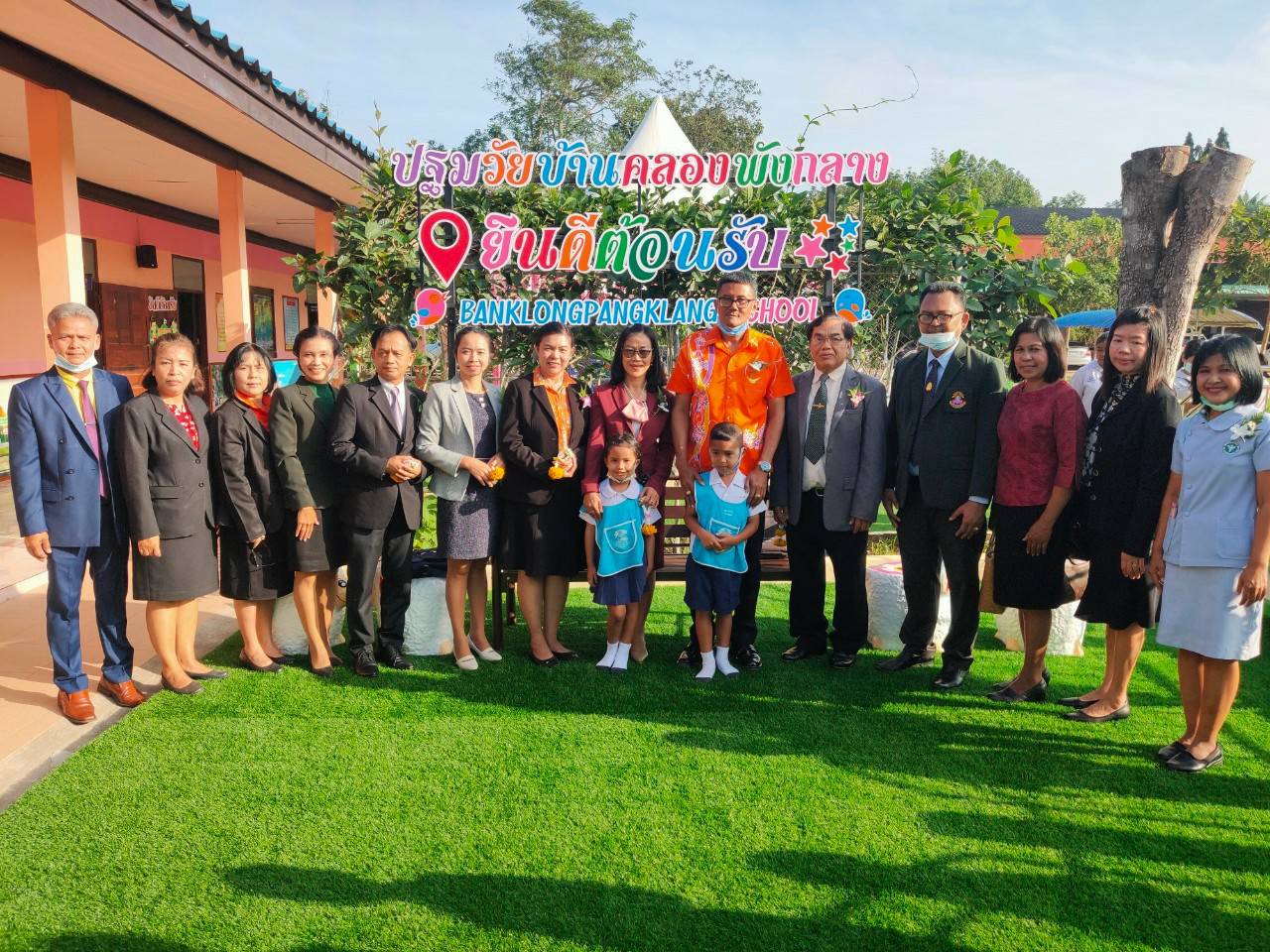 'นายอำเภอชัยบุรี' ต้อนรับคณะกรรมการประเมินสถานศึกษารางวัลพระราชทาน ระดับก่อนประถมศึกษา