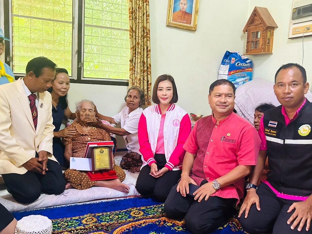 พม.สุราษฎร์ธานี ร่วมกับ ประธานสภาสมาคมผู้สูงอายุฯ มอบโล่เกียรติคุณ ให้แก่ผู้สูงอายุ 100 ปี       