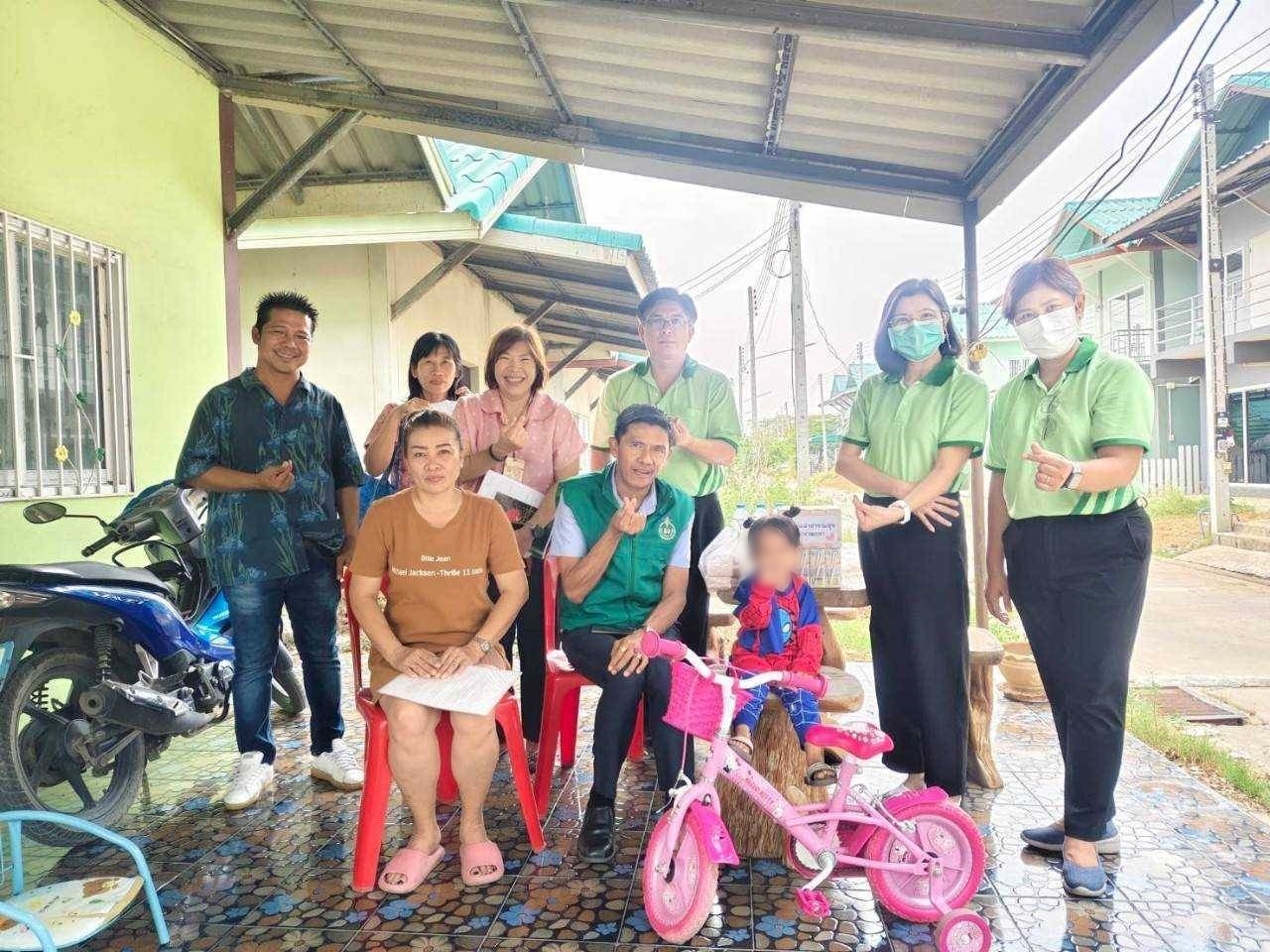 สมาคมแม่บ้าน สธ. สาขา อ.ท่ามะกา ลงพื้นที่ติดตามเยี่ยมให้กำลังใจพร้อมมอบเครื่องอุปโภค บริโภคที่จำเป็นให้ผู้ป่วย ในพื้นที่