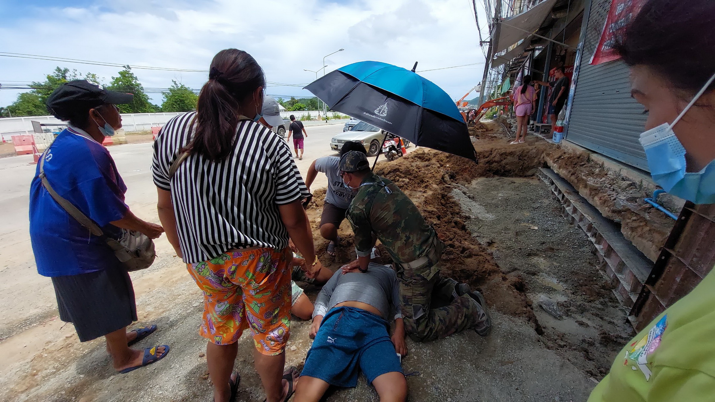 ฮีโร่ทหารเรือโดดรถช่วยเหลือชายหมดสติ ปั๊ม CPR ยื้อชีวิต