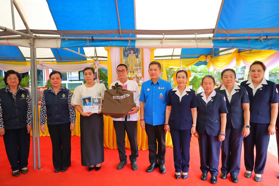 ร้อยเอ็ด มอบสิ่งของพระราชทานช่วยครอบครัวเหยื่อไฟไหม้