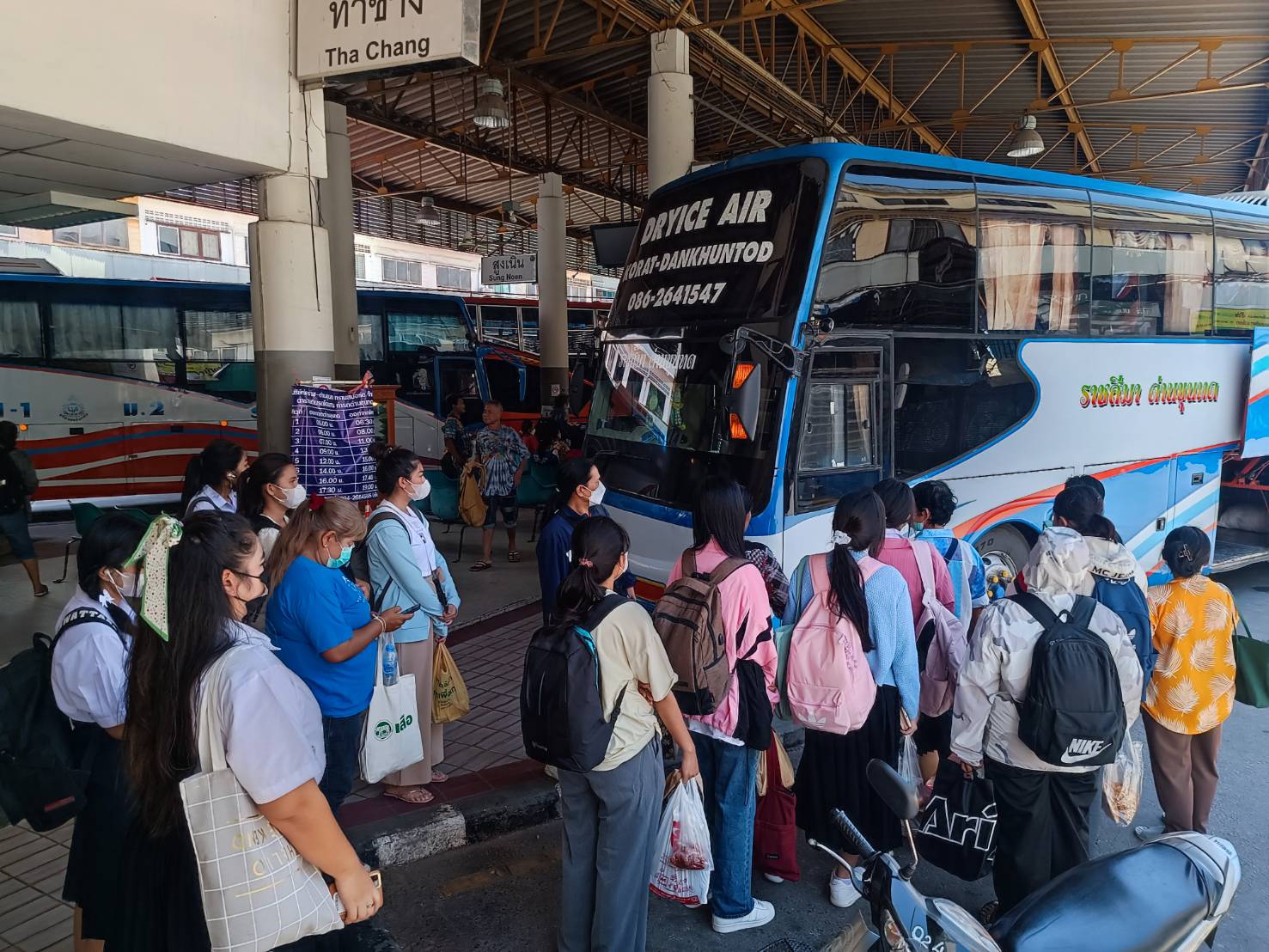 ชาวอีสานแห่เดินทางกลับบ้านล่วงหน้า ทำสถานีขนส่งโคราชคึกคักรับวันหยุดยาวเข้าพรรษา 